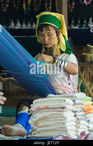 Padaung ou long cou Femme tissant, au lac Inle, Myanmar Banque D'Images