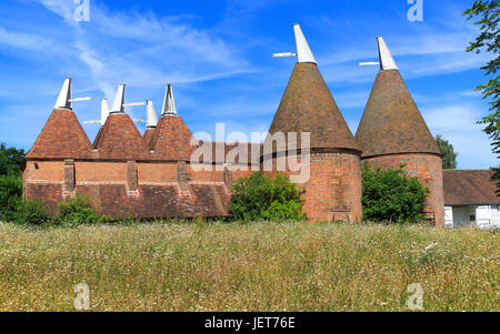 Oast house historique bâtiments aux jardins du château de Sissinghurst, Kent, England, UK Banque D'Images