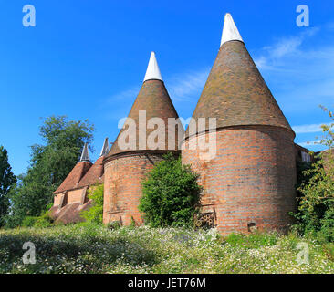 Oast house historique bâtiments aux jardins du château de Sissinghurst, Kent, England, UK Banque D'Images