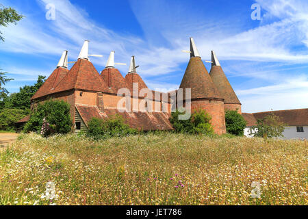 Oast house historique bâtiments aux jardins du château de Sissinghurst, Kent, England, UK Banque D'Images