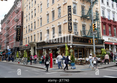 Caffe napoli à l'angle de Mulberry street et hester st little Italy New York USA Banque D'Images