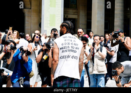 At Louis Vuitton, Paris Fashion Week Men 2017-2018, Palais Royal, Paris,  France Stock Photo - Alamy