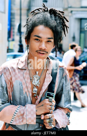 Luka Sabbat chez Louis Vuitton, Paris Fashion Week hommes 2017-2018, Palais Royal, Paris, France Banque D'Images