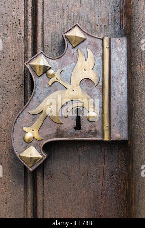 Vieux chêne en bois église gothique voûté porte avec charnières en fer forgé noir. Métal, poignée en fer forgé sur la double porte à l'église. Banque D'Images