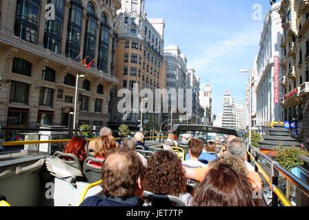 La rue Gran Via vue depuis le dessus du bus touristique. Madrid, Espagne. Banque D'Images