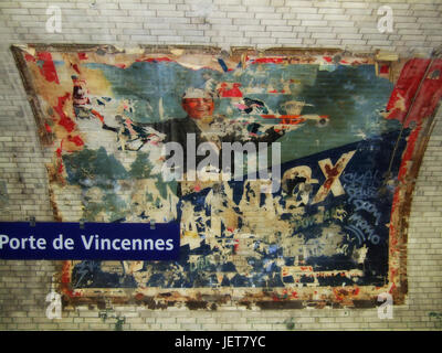 PARIS FRANCE Métro - QUELQUES VIELLES AFFICHES APPARAISSENT LORS DE LA RÉNOVATION DES STATIONS DE MÉTRO - RETRO FRANÇAIS © Frédéric Beaumont Banque D'Images