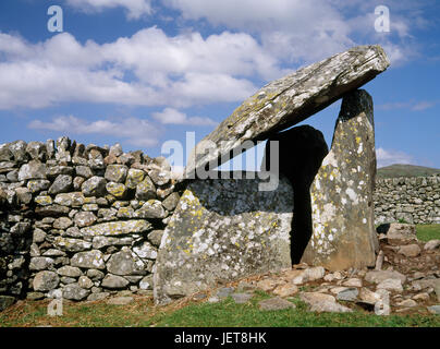 Vue latérale d'Einion Gwern portail dolmen néolithique, Llanbedr, incorporées dans le murs de pierres sèches d'une bergerie près de Harlech, Gwynedd : à ENN. Banque D'Images