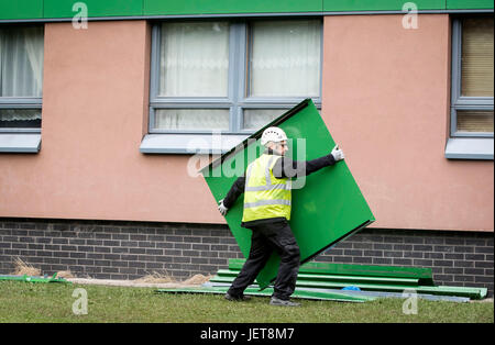 Bardage est supprimé de Hanovre en forme de tour à Sheffield, Yorkshire, après un échec de l'élément d'essai le nouveau gouvernement. Banque D'Images