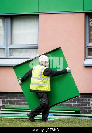 Bardage est supprimé de Hanovre en forme de tour à Sheffield, Yorkshire, après un échec de l'élément d'essai le nouveau gouvernement. Banque D'Images