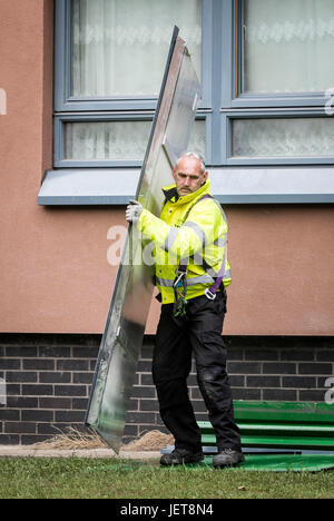 Bardage est supprimé de Hanovre en forme de tour à Sheffield, Yorkshire, après un échec de l'élément d'essai le nouveau gouvernement. Banque D'Images