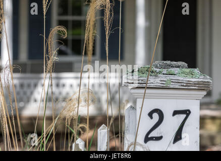 Un post avec numéro de rue sur un Sag Harbor, NY Street Banque D'Images