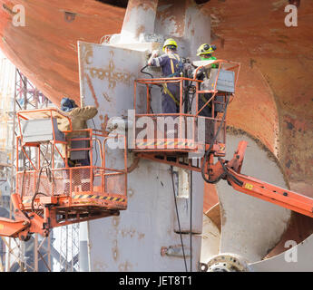 La réparation des accidents de travail et de peinture de grands navires commerciaux dans le port de Las Palmas de Gran Canaria, Îles Canaries Banque D'Images