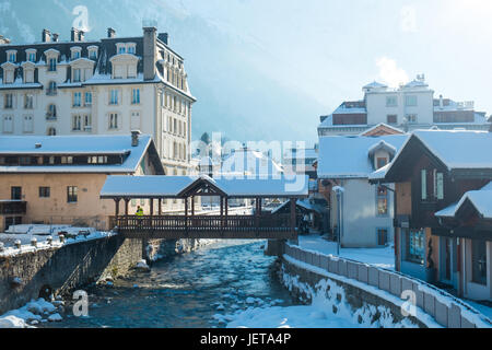 Le centre-ville de Chamonix en hiver avec l'Arve, France Banque D'Images