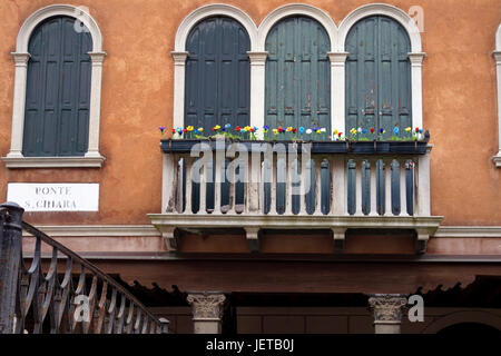 Fleurs en verre en dehors de Windows sur l'île de Murano, Italie Banque D'Images