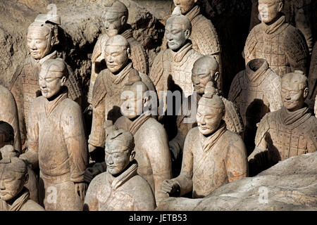 La célèbre Armée de terre cuite, une partie du Mausolée du premier empereur Qin et site du patrimoine mondial de l'UNESCO situé à Xian Chine Banque D'Images