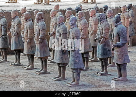 La célèbre Armée de terre cuite, une partie du Mausolée du premier empereur Qin et site du patrimoine mondial de l'UNESCO situé à Xian Chine Banque D'Images