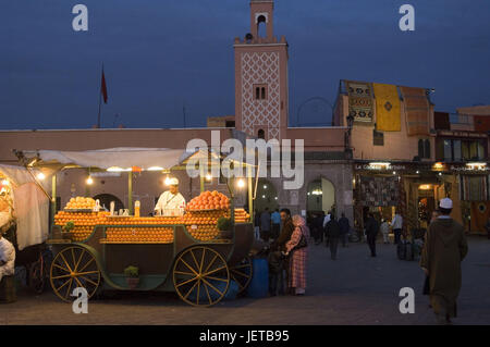 Le Maroc, Marrakech, Jemaa-El-Fna, stand de vente, Oozeable, oranges, personnes, crépuscule, Afrique, Afrique du Nord, marché, marché, scène de rue, piéton, passant, à l'extérieur, crépuscule, plage, vente de rue, échoppe de marché, transport, jus de fruits, jus d'orange, fruits, beaucoup, Banque D'Images