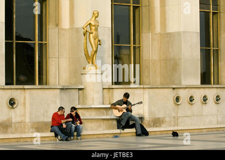 France, Paris, Palais de Chaillot, statue, parvis de la liberté et des droits de l'homme, des musiciens de rue, couple, s'asseoir, le modèle ne libération, Banque D'Images