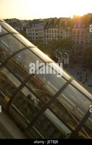 France, Paris, quartier de la ville de Beaubourg, Centre Georges Pompidou, tunnel de verre, escalier mécanique, touristiques, lumière du soir, le modèle ne libération, Banque D'Images