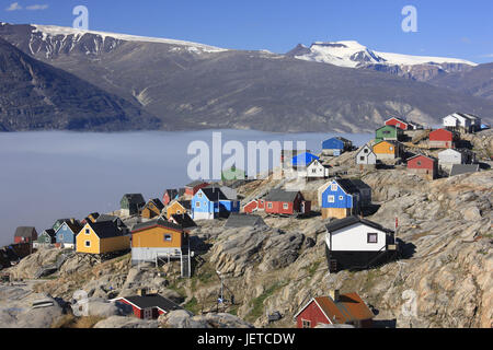 Le Groenland, l'Uummannaq, paysages côtiers, maisons d'habitation, de la mer, le brouillard, le nord du Groenland, la destination, l'Arctique, les montagnes, E, neige, désert, mer nébuleux, mystiquement, rochers, Rocky, peu abondantes, maisons, maisons d'habitation, de couleurs vives, Banque D'Images