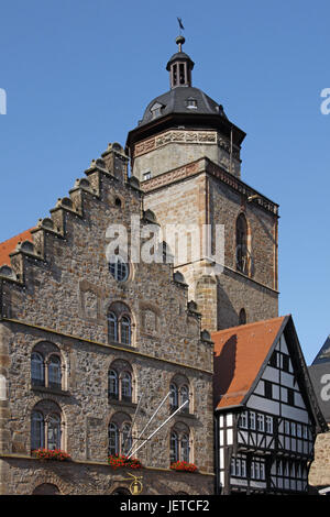 L'Allemagne, la Hesse, le domaine de la SLA, un bar à vins, la baleine pure G sharp église, ciel, bleu, le nord de l'Hessen, ville, marché, maisons à colombages, l'architecture, de style architectural, des colombages, des capacités de stockage du vin, vin, pub, série gable, gable, rosaces, fleurs, géraniums, rouge, fenêtre armoriée, église, baleine pure G sharp église, clocher, religion, foi, protestante, Banque D'Images