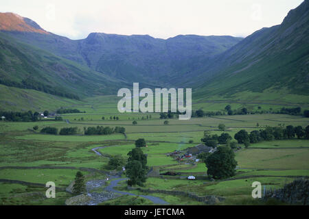 La Grande-Bretagne, l'Angleterre, Cumbria, District de saumure, Elterwater, paysage de montagne, Cumbrian Mountains, Europe, de largeur, de distance, de montagnes, de collines, de prairies, vert, maisons, fermes, les isolats, Brook, arbres, vue, en milieu rural, à distance, Banque D'Images