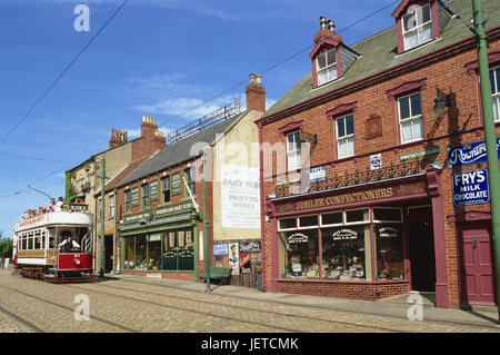 La Grande-Bretagne, l'Angleterre, Durham, Beamish, musée en plein air, chambre, ligne de tramway, de l'Europe, la destination, le lieu d'intérêts, les maisons, les bâtiments, l'architecture, façade, bâtiments en brique, historiquement, la brique apparente, pavés, rails, tramway, commerces, à l'extérieur, les gens, les conducteurs, musée en plein air, Banque D'Images