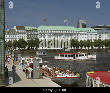 Allemagne, Hambourg, l'Alster intérieur, Jungfernstieg, ponton, bateau, les touristes, l'hôtel Faimont quatre saisons, dans le Nord de l'Allemagne, ville, ville hanséatique, port, ville, vue sur la ville, les terrasses de l'Alster, bateaux touristiques, des bottes, des gens, aller-retour, navire d'excursion, l'Alster, voyage aller-retour de l'Alster, du tourisme, de la jetée, à l'investisseur, promenade, promenade de la banque, eaux, point d'intérêt, Banque D'Images