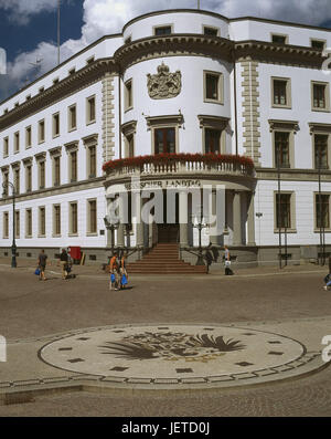 Allemagne, Hesse, Wiesbaden, place du château, de la ville de Hesse, Landtag, mosaïque, Marktstrasse, ville, Vieille Ville, vue sur la ville, le marché, l'édifice, de style architectural, historique, de classicisme, d'entrée, corner building, architecture, marché bien, eh bien, à la zone piétonne, pavés, mosaïque, blason, armoiries de la mosaïque, l'île de trafic, point d'intérêt, personne, l'été, ciel nuageux, Banque D'Images