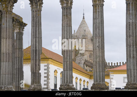 Meubles anciens piliers du temple de Diana avant d'Evora Kathedrale, Evora, Portugal, Banque D'Images