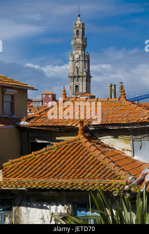 Voir à propos de maisons dans l'affranchissement et clocher de l'église Clérigos, Portugal, Banque D'Images