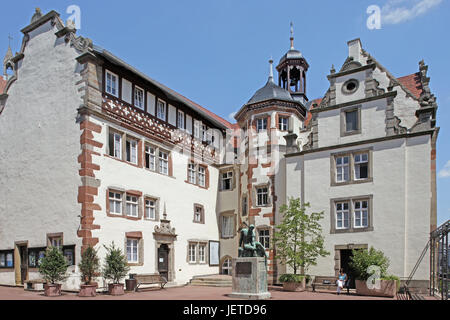 Allemagne, Hesse, Bad Hersfeld, hôtel de ville, à l'extérieur, Vieille Ville, carré, building, statue, tour, Bell, personne, femme, selle, soleil, Banque D'Images