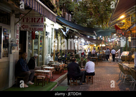 La Turquie, Istanbul, partie de la ville de Sultanahmet, ses cafés de rue le soir, Banque D'Images