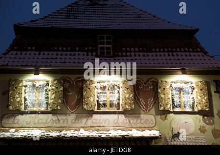 France, Bas-Rhin, Gertwiller, Baker's Lips, bâtiment avec fenêtres décorées de nuit, Banque D'Images