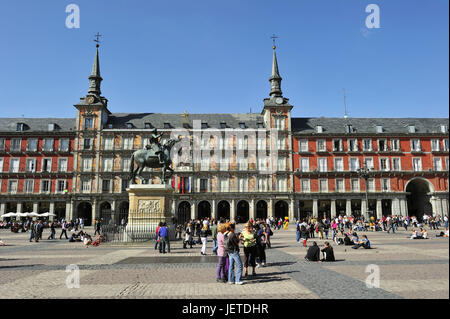 Espagne, Madrid, Plaza Mayor, statue équestre, Felipe III, beaucoup de personnes, Banque D'Images