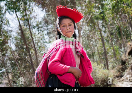 Fille péruvienne habillés en costume traditionnels fabriqués à la main en couleur. 21 octobre 2012 - Patachancha, Cuzco, Pérou Banque D'Images