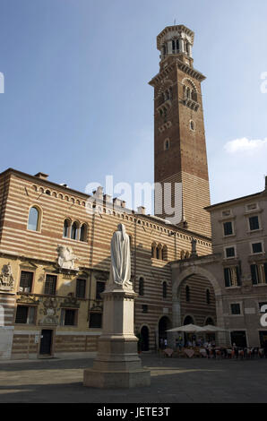 Italie, Vénétie, Vérone, vieille ville, Piazza dei Signori, Dante-Statue, Banque D'Images