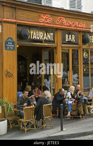 France, Paris, Saint-Germain des Prés, le café 'Le Progrès', les clients, le modèle ne libération, Banque D'Images