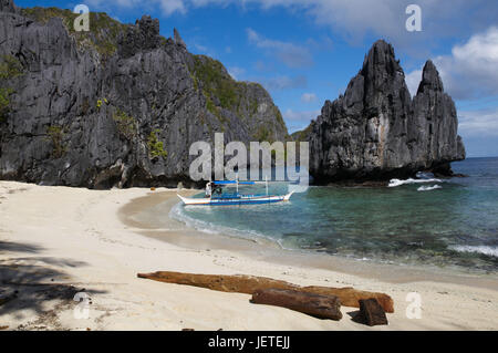 Les Philippines, l'île de Palawan, boot sur la plage, Banque D'Images