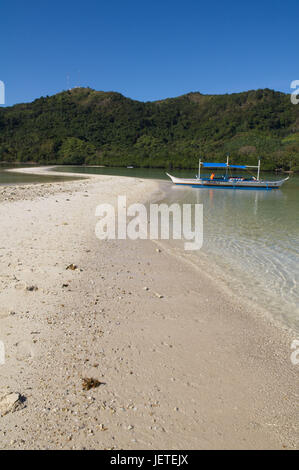 Les Philippines, l'île de Palawan, boot sur la plage, Banque D'Images