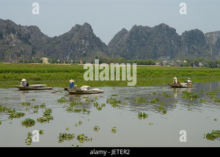 L'Asie, Vietnam, province de Ninh Binh, les femmes dans le coffre sur le flux sur le chemin, Banque D'Images