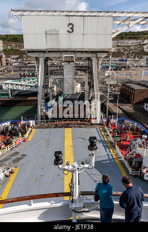 Tourisme ferry à Douvres en Angleterre et en attente de traverser la Manche de canal Banque D'Images