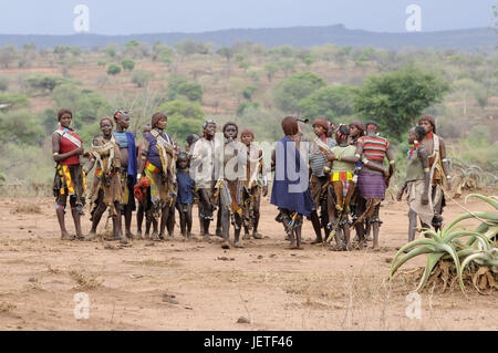 Jeune, danse, traditionnellement, le saut de la 'Bull' cérémonie, tribu Hamar, le sud de l'Omotal, Éthiopie, Banque D'Images