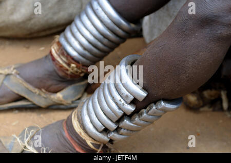 Femme, la tribu Hamar, des os, des bijoux en argent, medium close-up, le détail, le sud de l'Ethiopie, du sud, Omotal Banque D'Images
