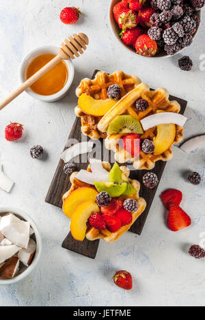 Le petit-déjeuner. Frais fait maison douce Belge avec des gaufrettes miel, fruits, noix, baies - pêche, mûres, framboises, fraises, noix de coco, noix de cajou, st Banque D'Images