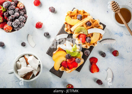 Le petit-déjeuner. Frais fait maison douce Belge avec des gaufrettes miel, fruits, noix, baies - pêche, mûres, framboises, fraises, noix de coco, noix de cajou, st Banque D'Images