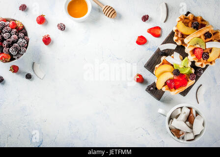 Le petit-déjeuner. Frais fait maison douce Belge avec des gaufrettes miel, fruits, noix, baies - pêche, mûres, framboises, fraises, noix de coco, noix de cajou, st Banque D'Images