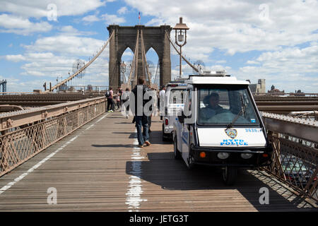 La police La police de véhicule à trois roues sur le pont de Brooklyn New York USA Banque D'Images