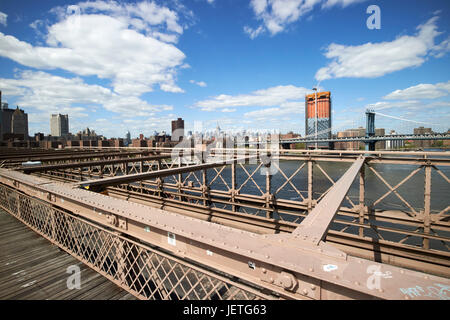 À l'extérieur, vers midtown et pont de Manhattan de Brooklyn Bridge New York City USA Banque D'Images