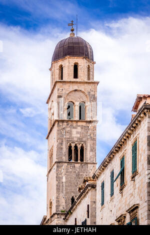 Le clocher de l'église et du monastère franciscains dans la vieille ville fortifiée de Dubrovnik, en Croatie Banque D'Images